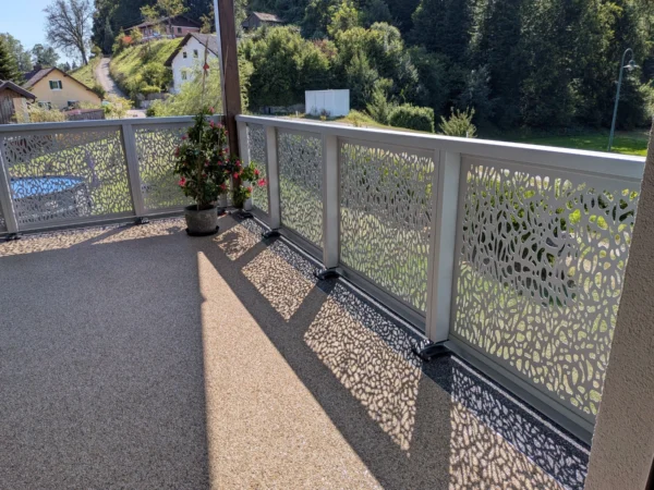 Alu-Balkongeländer Modell A200 B1 in RAL 9006 Weißaluminium – Referenzprojekt Innviertel (Oberösterreich)
