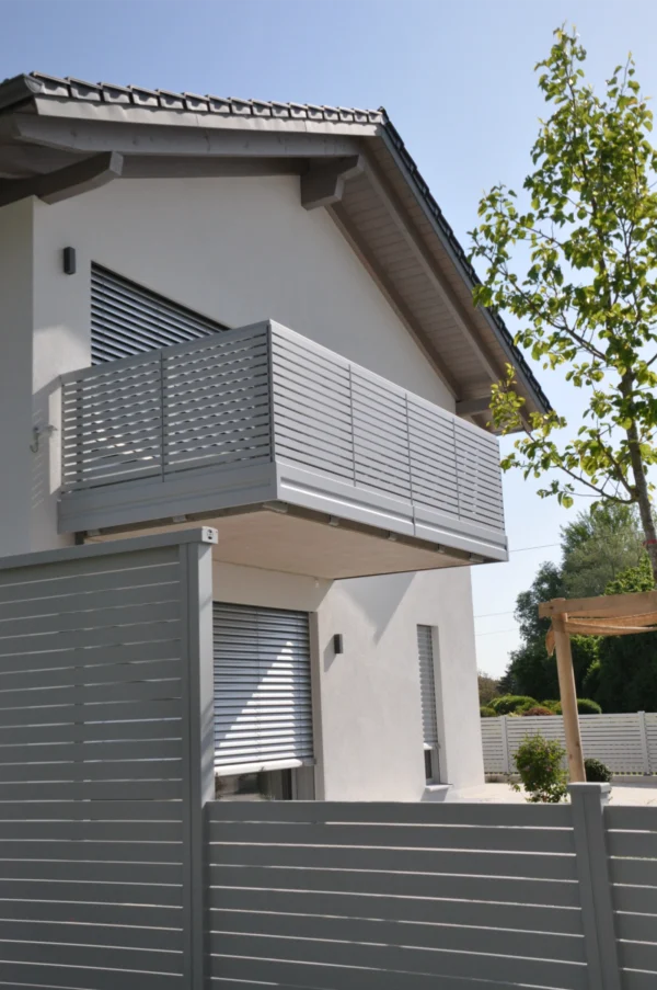 Alu-Balkongeländer Modell A200 M2 in RAL 9006 Weißaluminium – Referenzprojekt Berchtesgadener Land (Bayern)