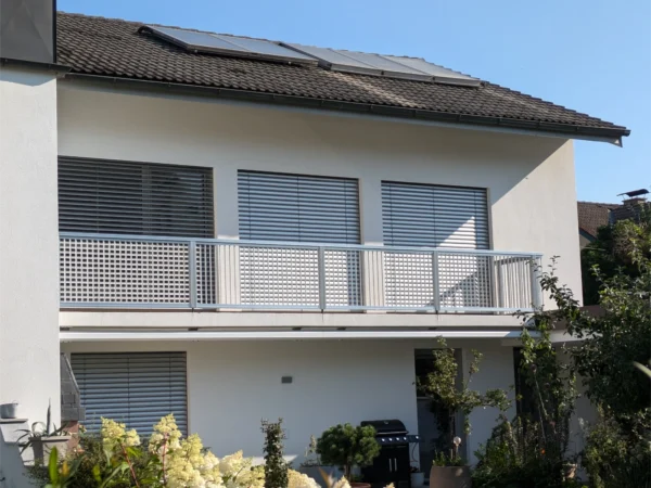 Alu-Balkongeländer Modell A200 P4 in Alu natur – Referenzprojekt Flachgau (Salzburg)