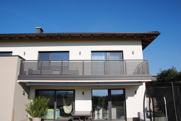 Alu-Balkongeländer Modell A100 M2 in DB703 Eisenglimmer, Referenzprojekt Flachgau (Salzburg), Bild 2