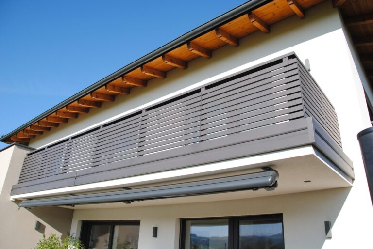 Alu-Balkongeländer Modell A100 M2 in DB703 Eisenglimmer, Referenzprojekt Flachgau (Salzburg), Bild 3