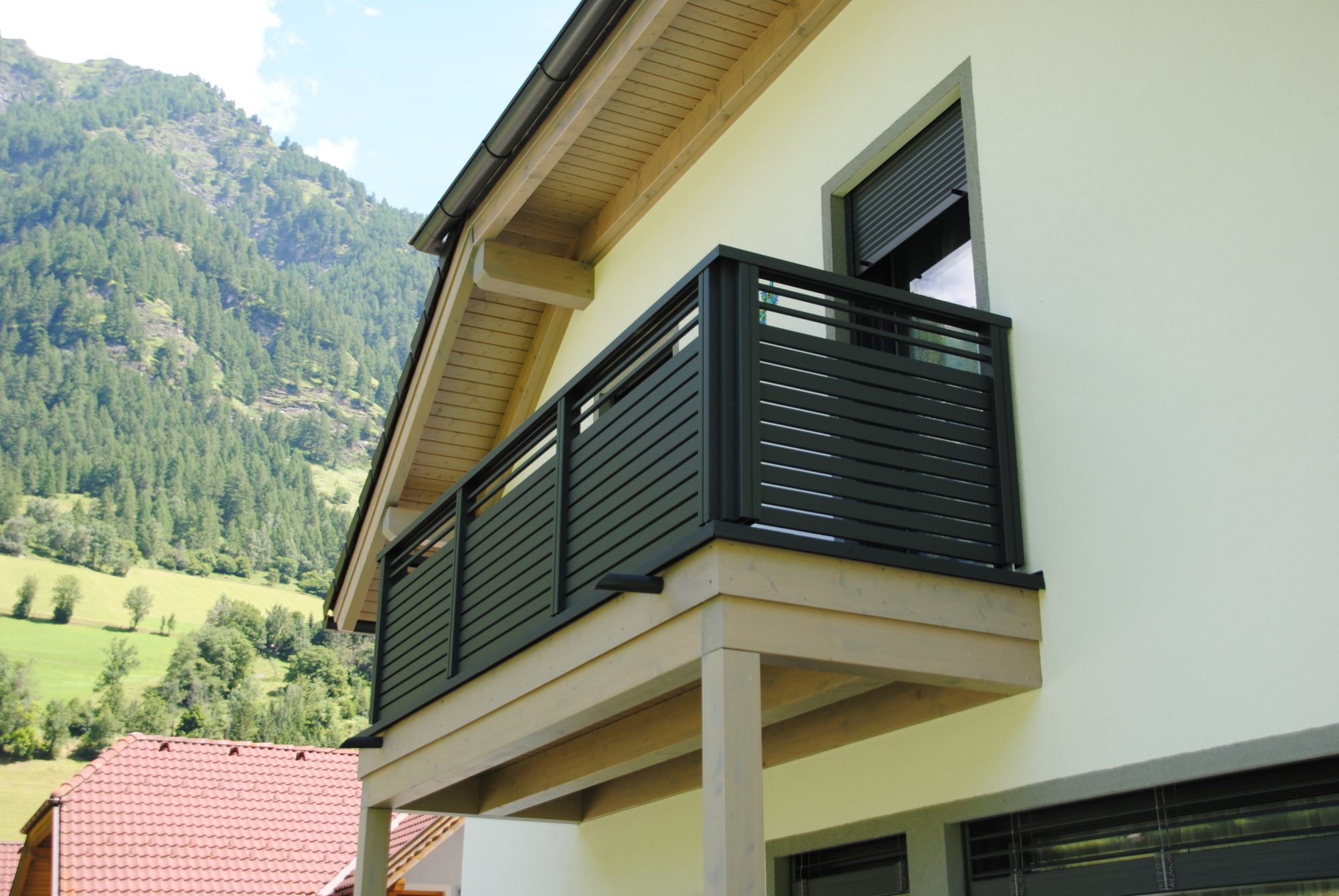 Alu-Balkongeländer Modell A100 M13 in Anthrazitgrau, Referenzprojekt Lungau (Salzburg)