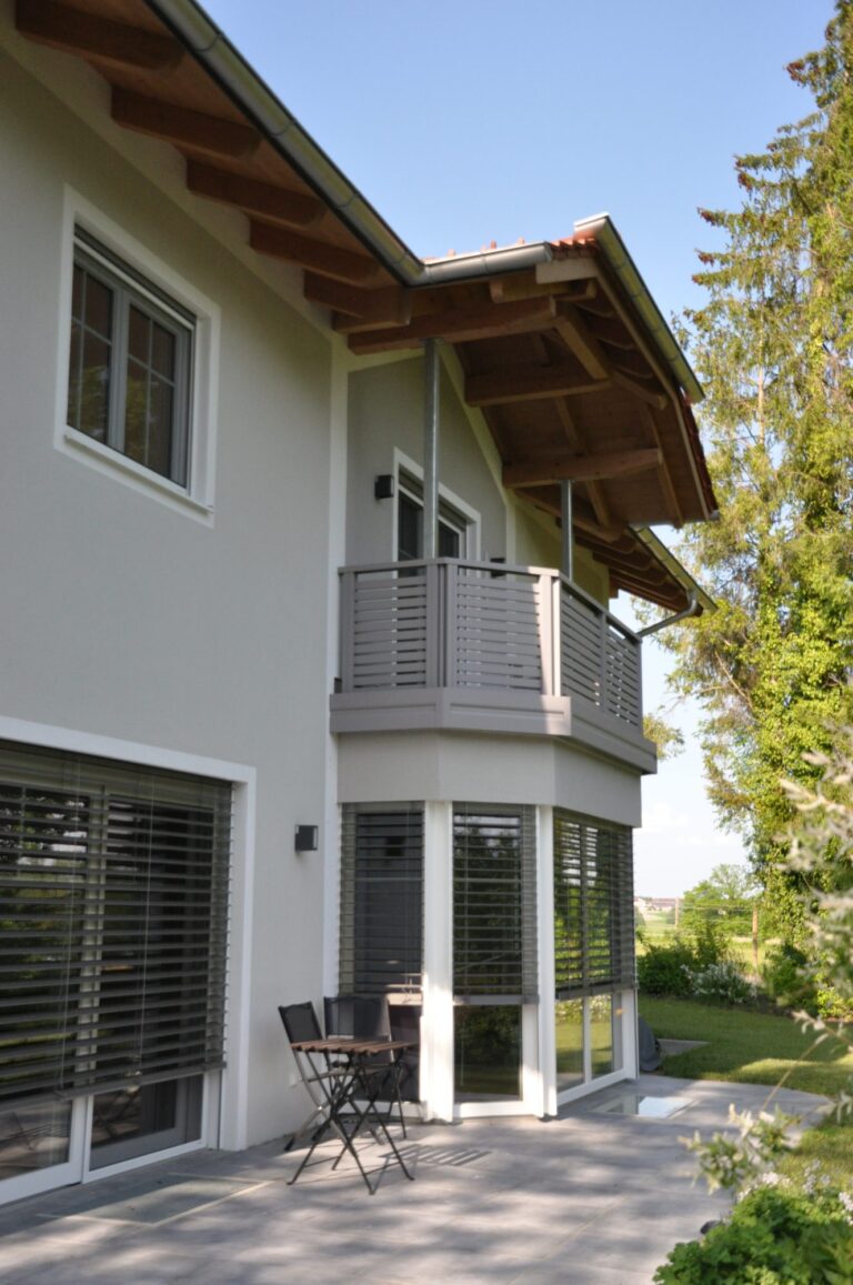 Alu-Balkongeländer Modell A100 M1 in Platingrau, Referenzprojekt Landkreis Traunstein (Bayern), Bild 5