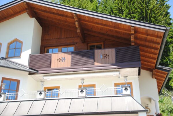 Alu-Balkongeländer Modell A200 M3 in Schokoladenbraun, Referenzprojekt Pongau (Salzburg)