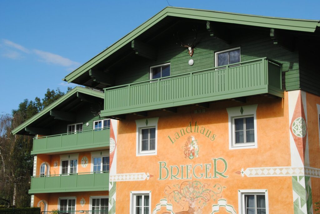 Alu-Balkongeländer Modell A100 D1 in Resedagrün, Referenzprojekt Flachgau (Salzburg)
