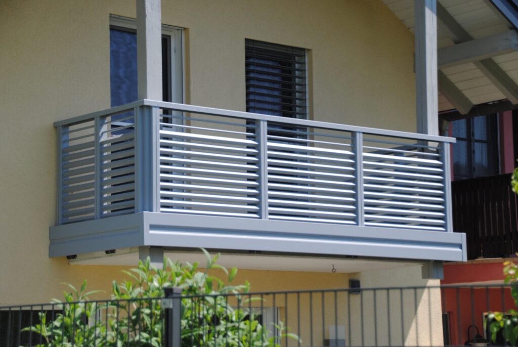 Alu-Balkongeländer Modell A100 M6 in Fenstergrau, Referenzprojekt Flachgau (Salzburg)