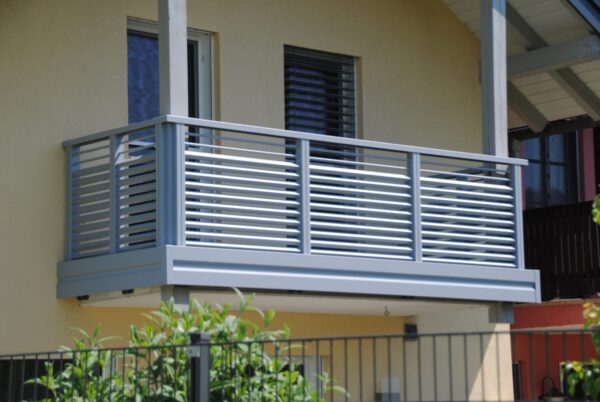 Alu-Balkongeländer Modell A100 M6 in Fenstergrau, Referenzprojekt Flachgau (Salzburg)