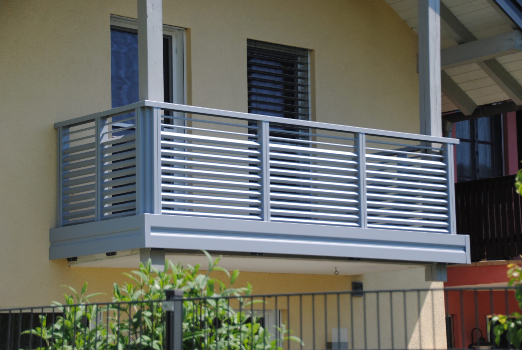 Alu-Balkongeländer Modell A100 M6 in Fenstergrau, Referenzprojekt Flachgau (Salzburg)