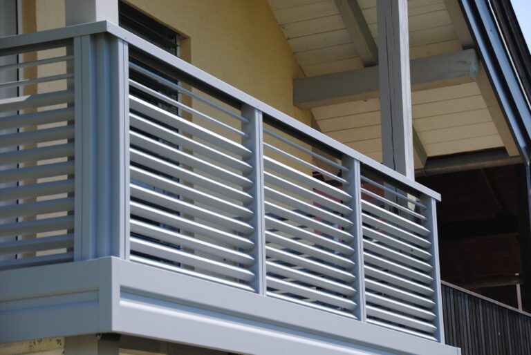 Alu-Balkongeländer Modell A100 M6 in Fenstergrau, Referenzprojekt Flachgau (Salzburg), Bild 2
