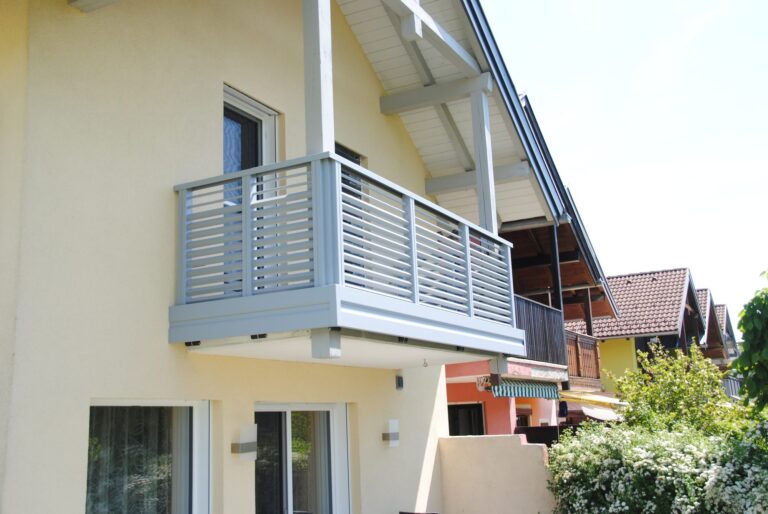 Alu-Balkongeländer Modell A100 M6 in Fenstergrau, Referenzprojekt Flachgau (Salzburg), Bild 3