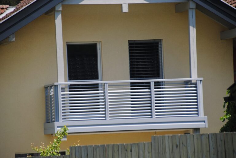 Alu-Balkongeländer Modell A100 M6 in Fenstergrau, Referenzprojekt Flachgau (Salzburg), Bild 4