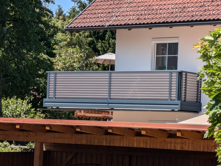 Alu-Balkongeländer Modell A200 ML in Anthrazitgrau und Platingrau, Referenzprojekt Flachgau (Salzburg), Bild 5