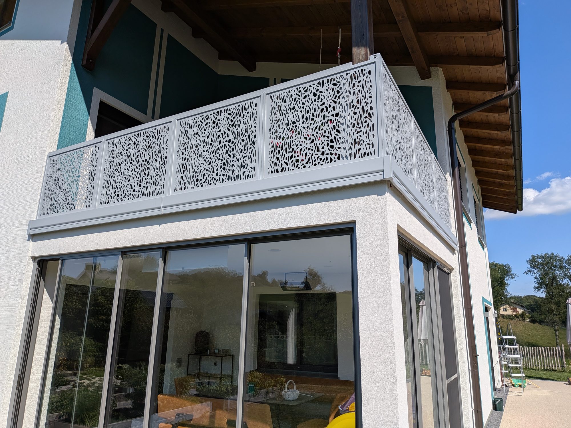 Alu-Balkongeländer Modell A200 B1 in Weißaluminium, Referenzprojekt Innviertel (Oberösterreich)