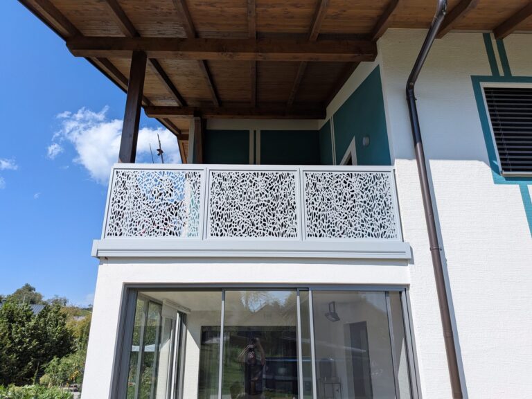 Alu-Balkongeländer Modell A200 B1 in Weißaluminium, Referenzprojekt Innviertel (Oberösterreich), Bild 3
