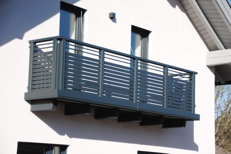 Alu-Balkongeländer Modell A100 M13 in Anthrazitgrau, Referenzprojekt Flachgau (Salzburg), Bild 2