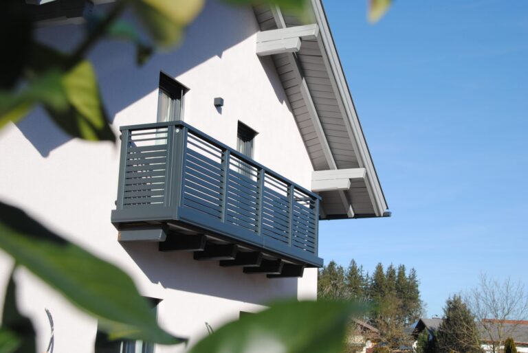 Alu-Balkongeländer Modell A100 M13 in Anthrazitgrau, Referenzprojekt Flachgau (Salzburg), Bild 3