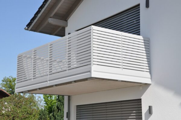 Alu-Balkongeländer Modell A200 M2 in Weißaluminium, Referenzprojekt Berchtesgadener Land (Bayern)