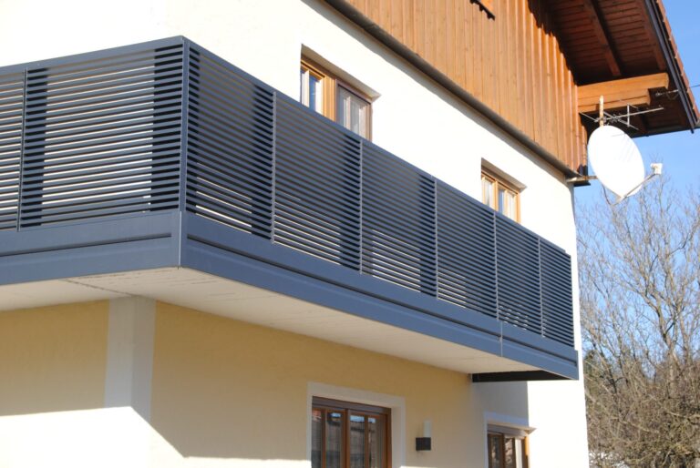 Alu-Balkongeländer Modell A200 M3 in DB703 Eisenglimmer, Referenzprojekt Flachgau (Salzburg), Bild 2