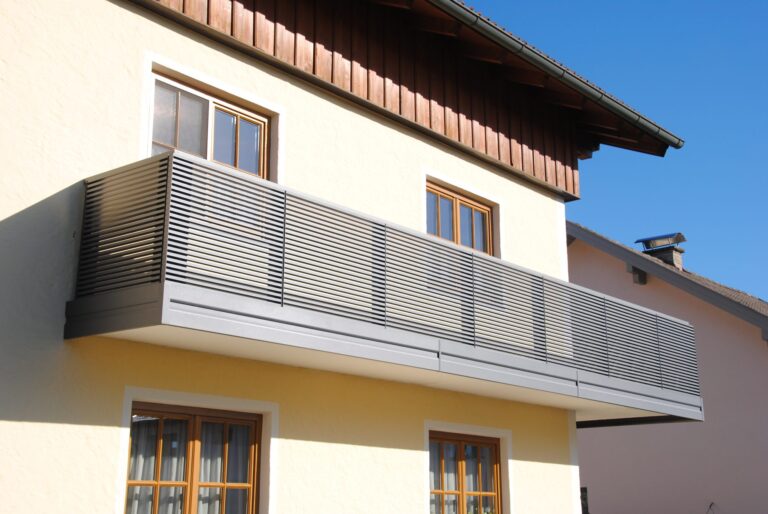 Alu-Balkongeländer Modell A200 M3 in DB703 Eisenglimmer, Referenzprojekt Flachgau (Salzburg), Bild 3