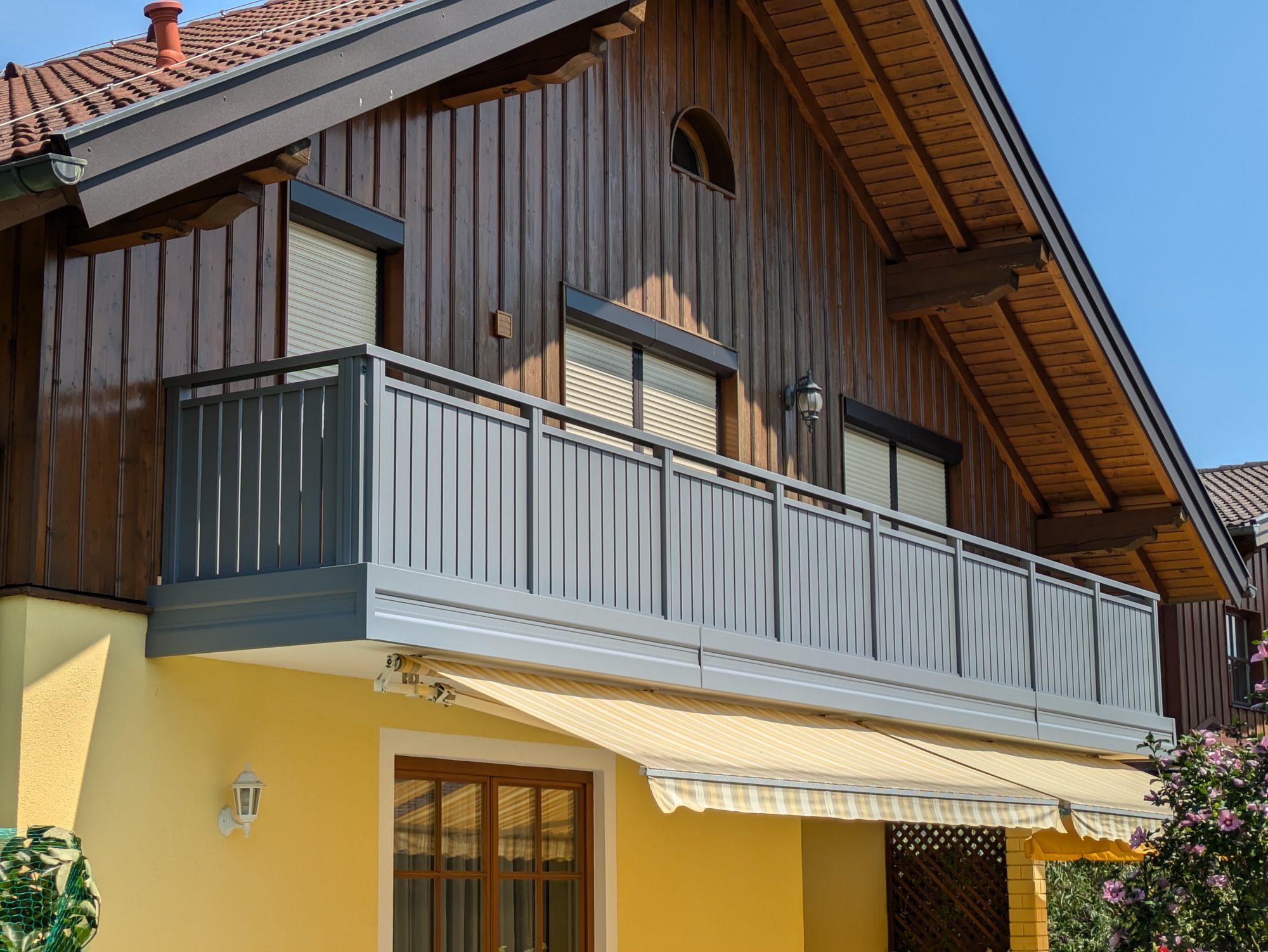 Alu-Balkongeländer Modell A100 D1 in Staubgrau, Referenzprojekt Flachgau (Salzburg)
