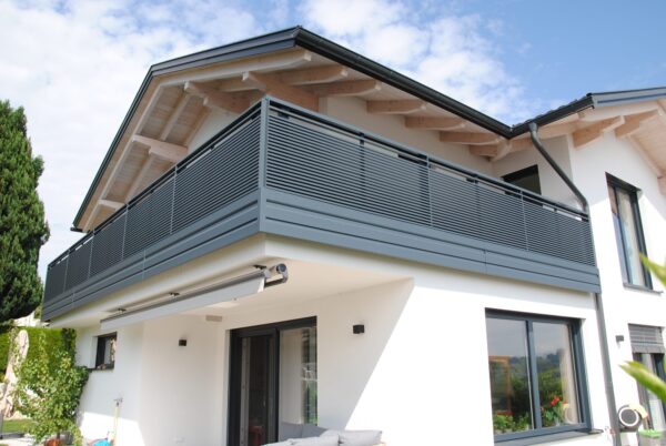 Alu-Balkongeländer Modell A200 M4 in Anthrazitgrau, Referenzprojekt Flachgau (Salzburg)
