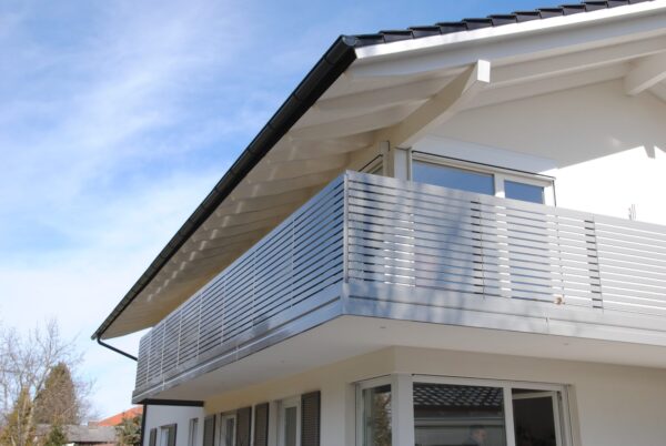 Alu-Balkongeländer Modell A200 M2 in Staubgrau, Referenzprojekt Stadt Salzburg