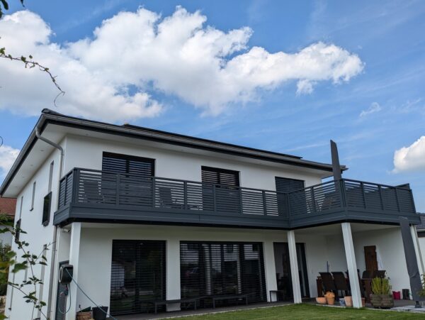 Alu-Balkongeländer Modell A100 M1 + B1 in Anthrazitgrau, Referenzprojekt Landkreis Traunstein (Bayern)