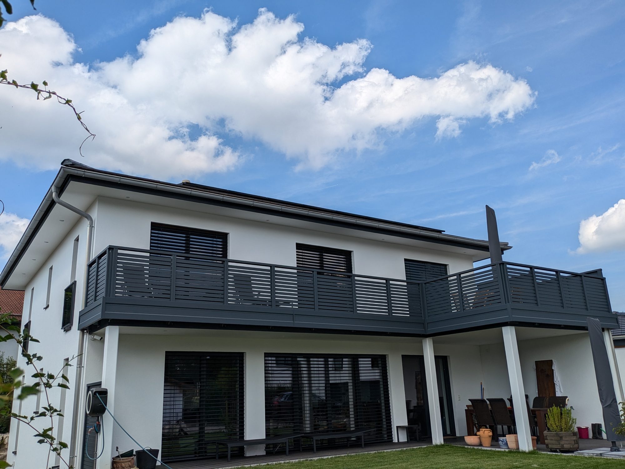 Alu-Balkongeländer Modell A100 M1 + B1 in Anthrazitgrau, Referenzprojekt Landkreis Traunstein (Bayern)