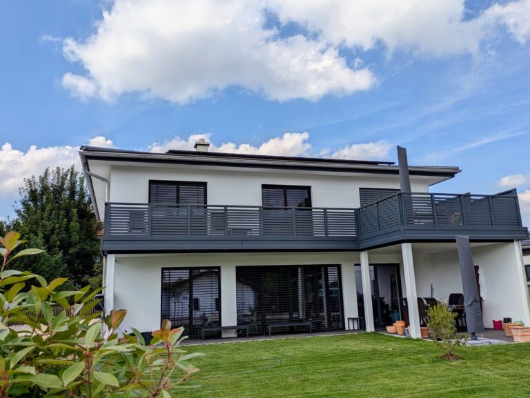 Alu-Balkongeländer Modell A100 M1 + B1 in Anthrazitgrau, Referenzprojekt Landkreis Traunstein (Bayern), Bild 5