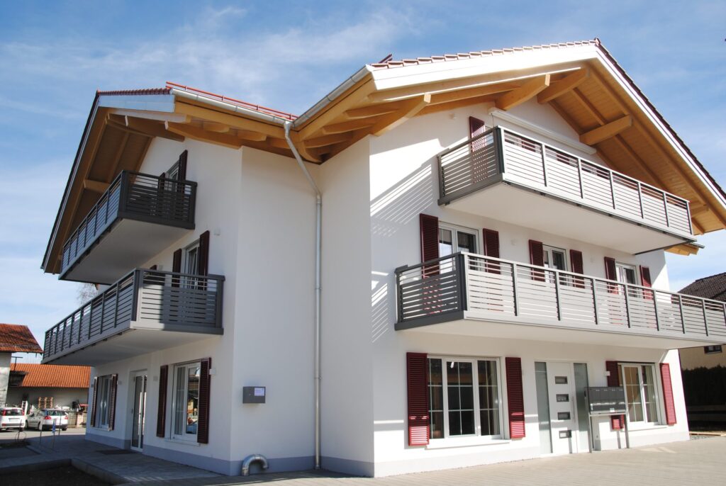 Alu-Balkongeländer Modell A100 M5 in Graualuminium, Referenzprojekt Landkreis Traunstein (Bayern)