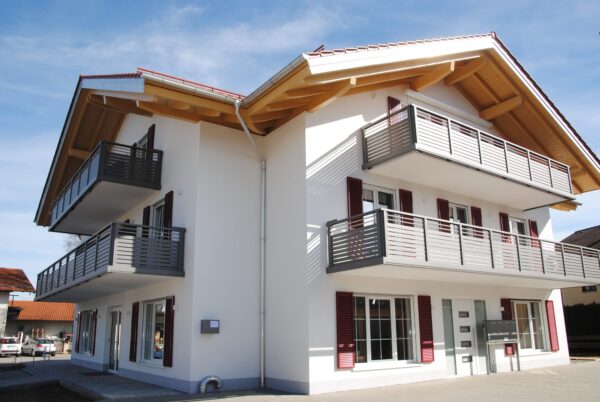 Alu-Balkongeländer Modell A100 M5 in Graualuminium, Referenzprojekt Landkreis Traunstein (Bayern)