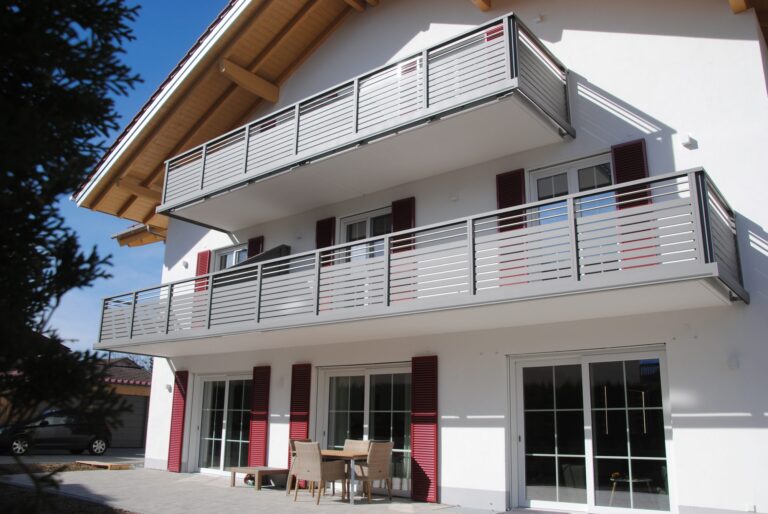 Alu-Balkongeländer Modell A100 M5 in Graualuminium, Referenzprojekt Landkreis Traunstein (Bayern), Bild 2