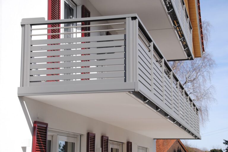 Alu-Balkongeländer Modell A100 M5 in Graualuminium, Referenzprojekt Landkreis Traunstein (Bayern), Bild 3