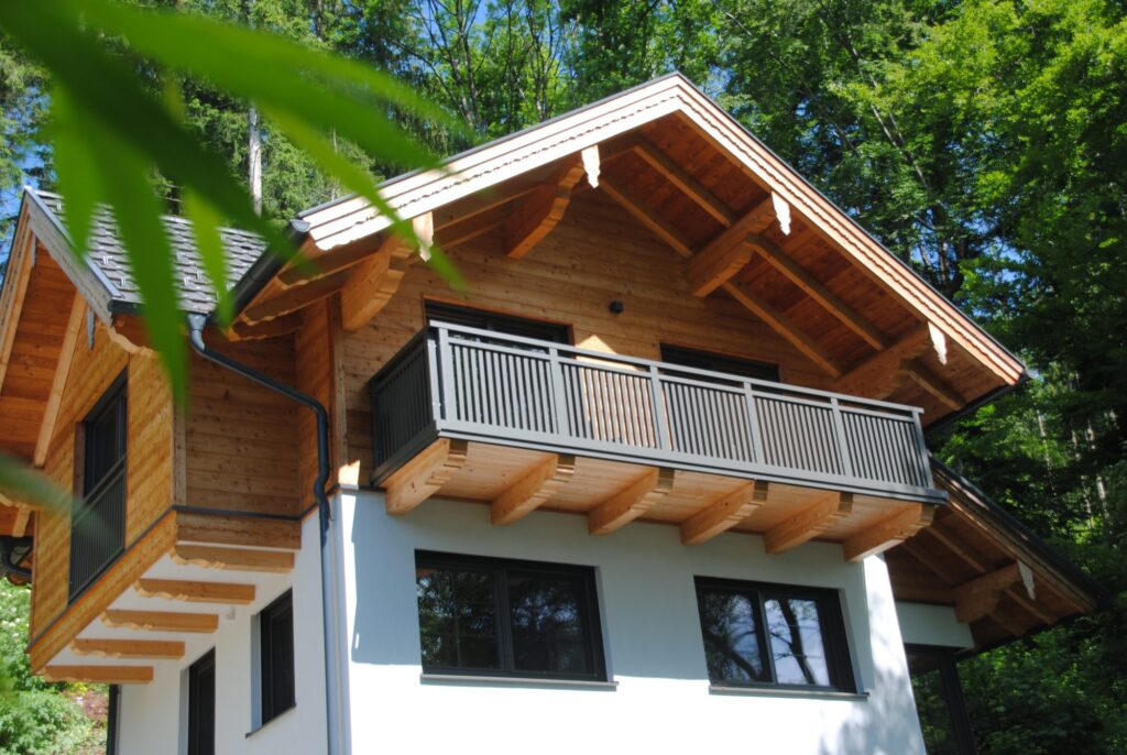 Alu-Balkongeländer Modell A100 P1 in Umbragrau, Referenzprojekt Flachgau (Salzburg)