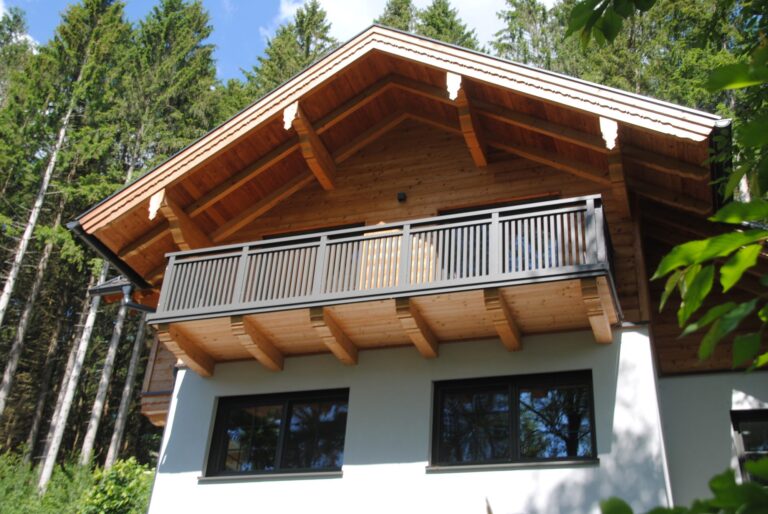 Alu-Balkongeländer Modell A100 P1 in Umbragrau, Referenzprojekt Flachgau (Salzburg), Bild 2