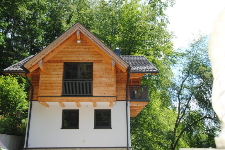 Alu-Balkongeländer Modell A100 P1 in Umbragrau, Referenzprojekt Flachgau (Salzburg), Bild 3