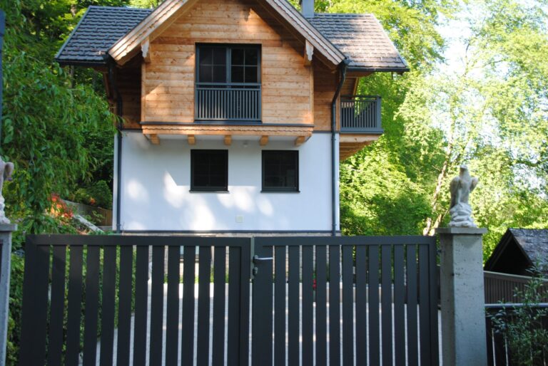 Alu-Balkongeländer Modell A100 P1 in Umbragrau, Referenzprojekt Flachgau (Salzburg), Bild 4