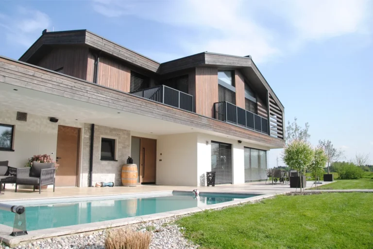Alu-Balkon A500 C1 in RAL 7016 Anthrazitgrau am Einfamilienhaus mit Pool