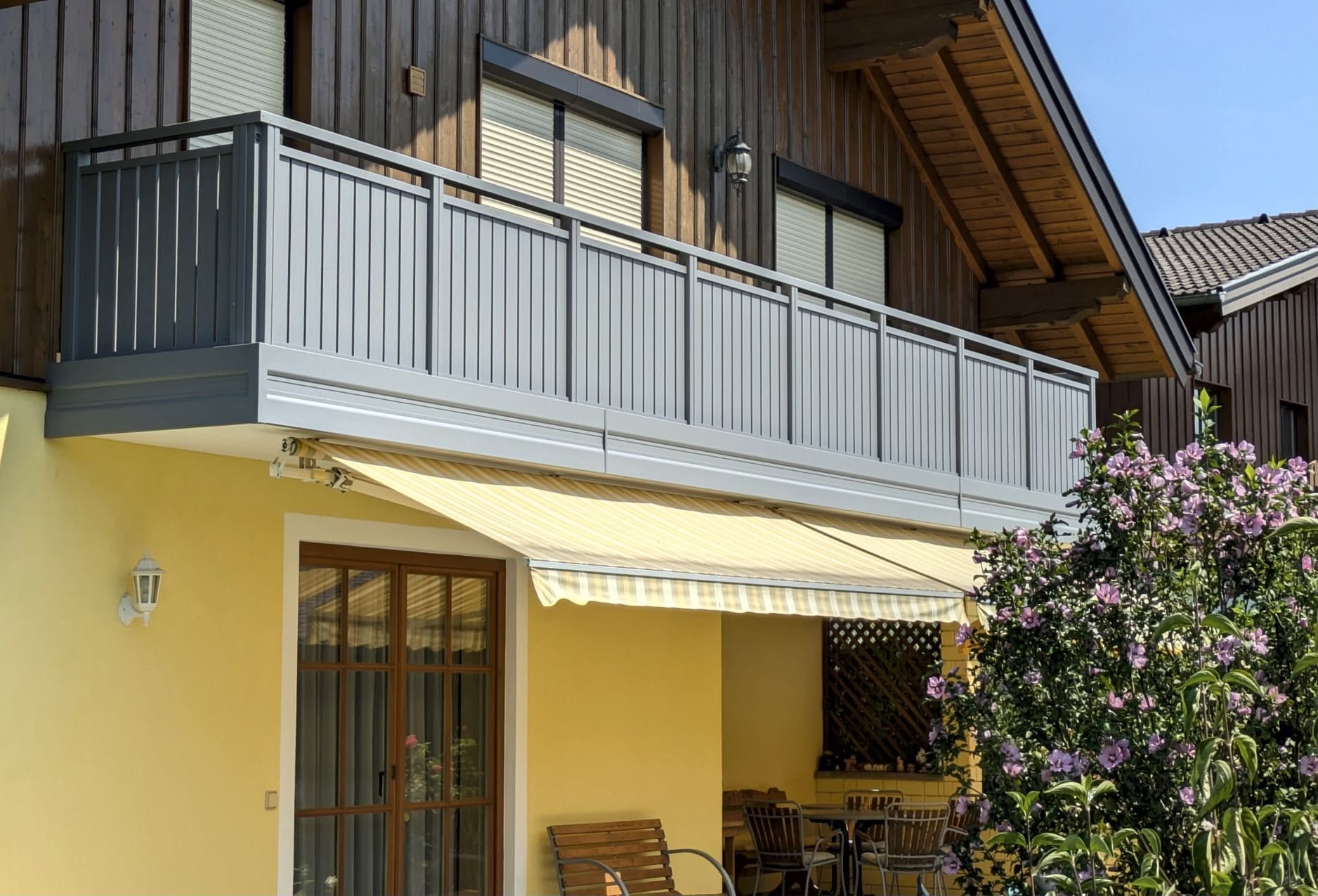 Derselbe Balkon mit neuem Alu-Balkongeländer