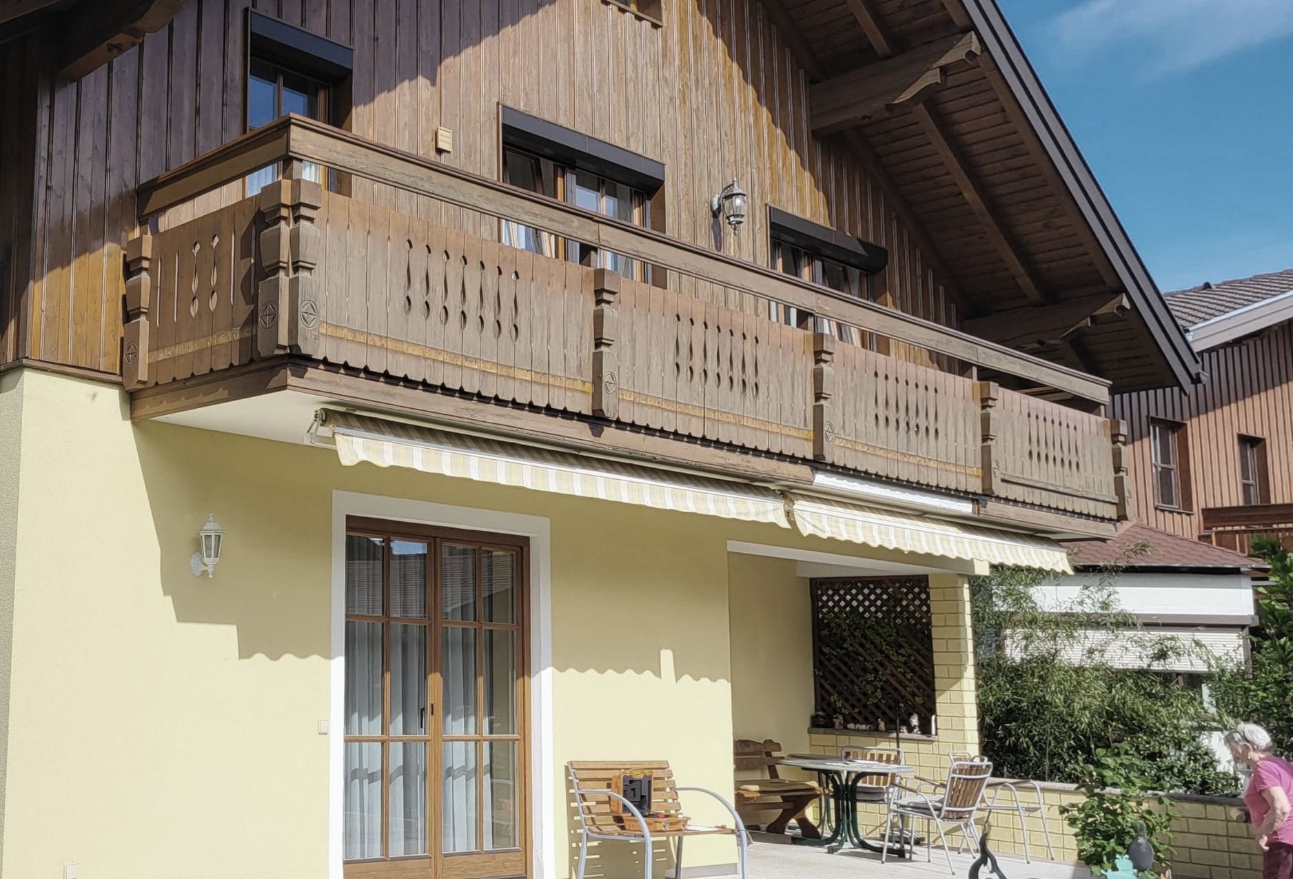 Holzbalkon mit altem Holzgeländer vor der Sanierung