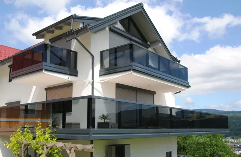 Glasbalkon A200 VG mit VSG-Glas (graue, durchsichtige Folie) und Rahmen in RAL 7016 Anthrazitgrau