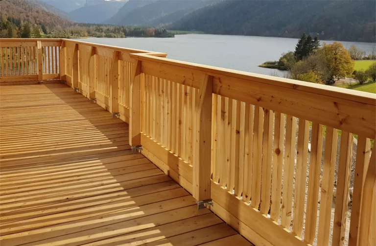 Holzbalkon H200 P1H aus Lärche mit Blick auf See und Berge