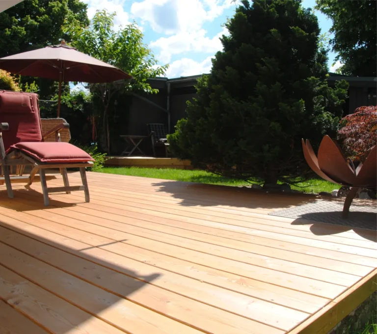 Holzboden einer Terrasse mit Liegestuhl und Sonnenschirm