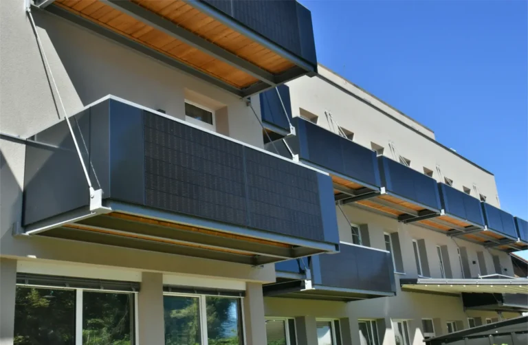 Photovoltaik-Balkon A200 PV + B2: Balkongeländer mit integrierten Solarmodulen in RAL 7037 Staubgrau und RAL 9011 Graphitschwarz