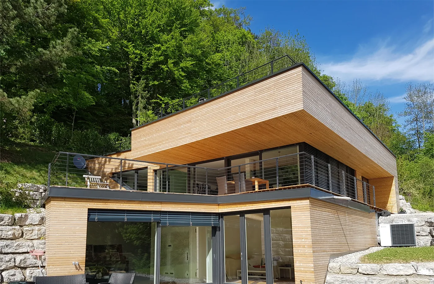 Stahlbalkon S200 E31 in DB 703 mit waagrechten Füllstäben an einem holzverkleideten Haus
