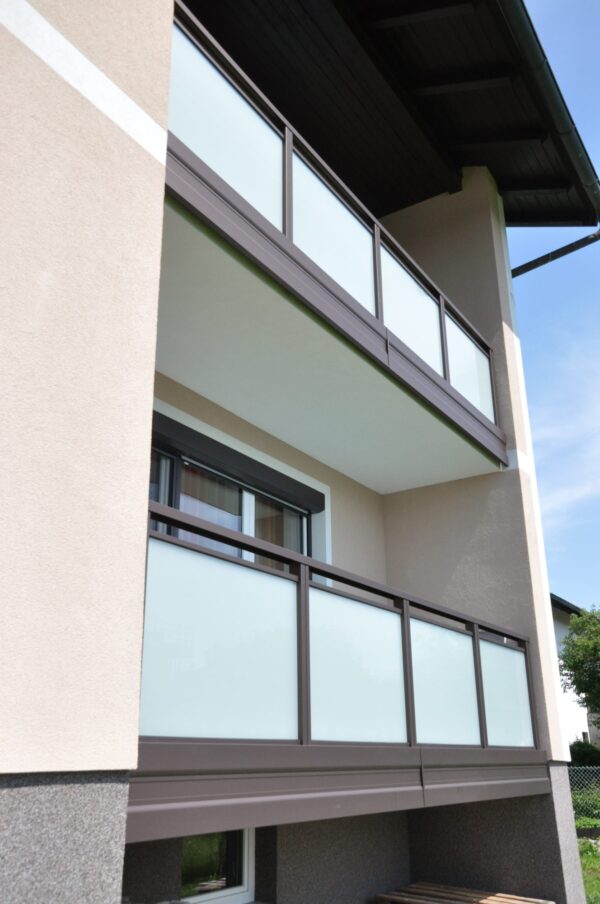 Glas-Balkongeländer Modell A100 V0 in Rostiges Eisen, Referenzprojekt Flachgau (Salzburg)
