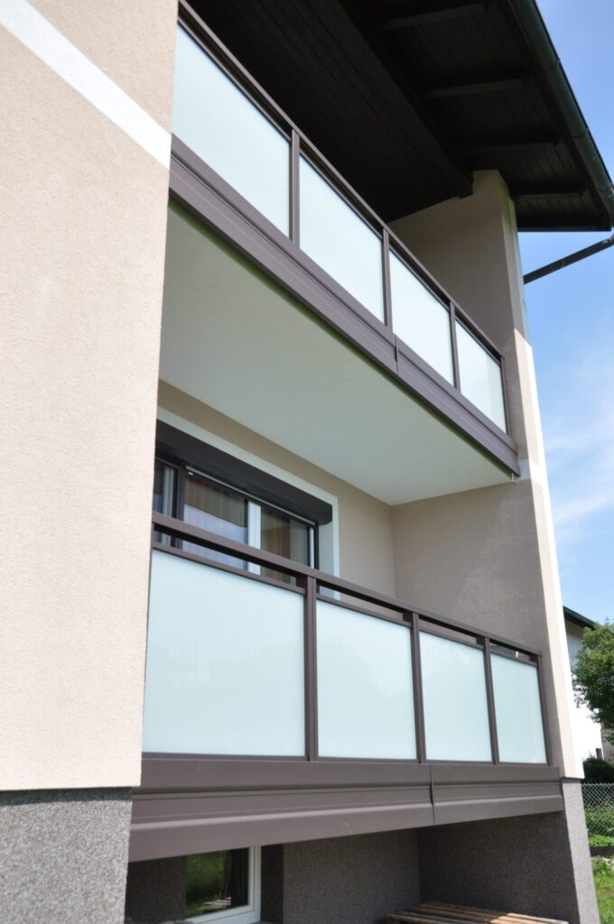 Glas-Balkongeländer Modell A100 V0 in Rostiges Eisen, Referenzprojekt Flachgau (Salzburg)