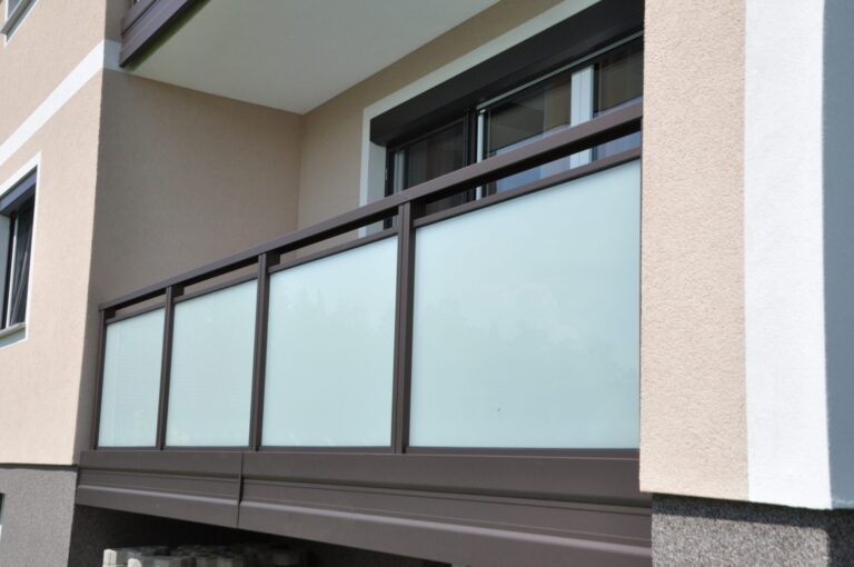 Glas-Balkongeländer Modell A100 V0 in Rostiges Eisen, Referenzprojekt Flachgau (Salzburg), Bild 3