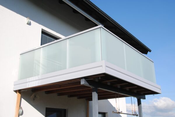 Glas-Balkongeländer Modell A200 VG in Fenstergrau, Referenzprojekt Flachgau (Salzburg)