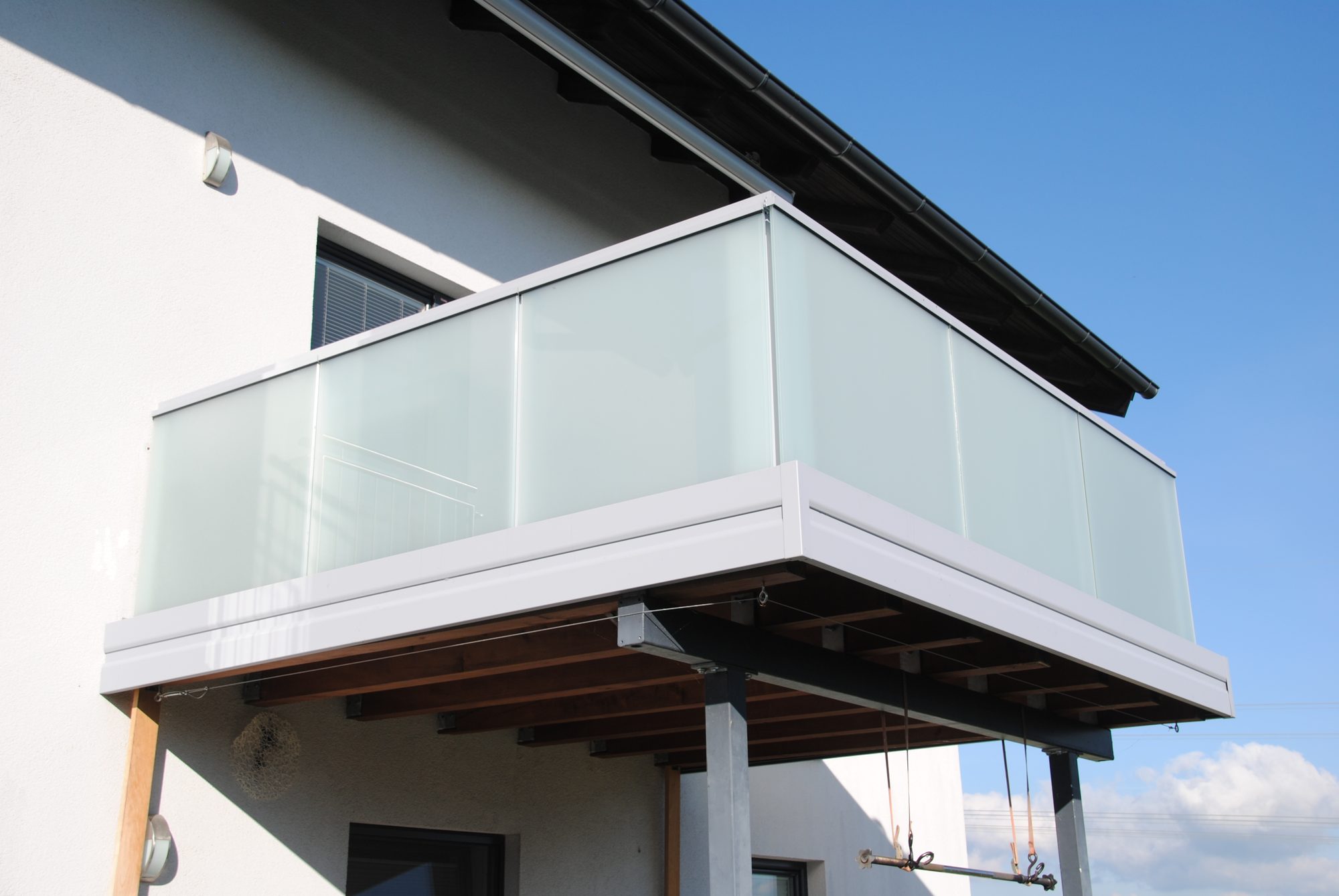 Glas-Balkongeländer Modell A200 VG in Fenstergrau, Referenzprojekt Flachgau (Salzburg)